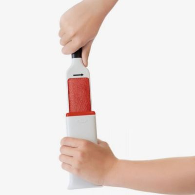 OXO-Furlifter-Garment-Brush-4