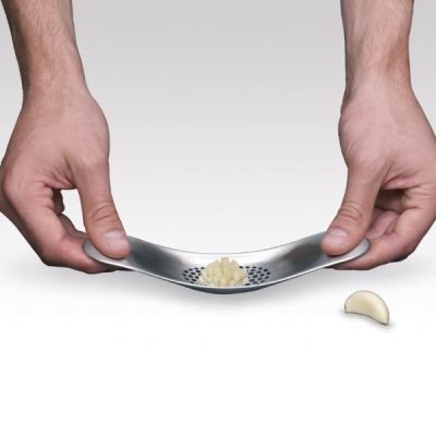 Joseph-Joseph-Rocker-Garlic-Crusher-1