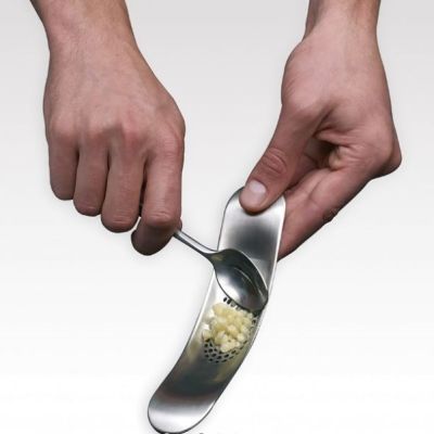 Joseph-Joseph-Rocker-Garlic-Crusher-2