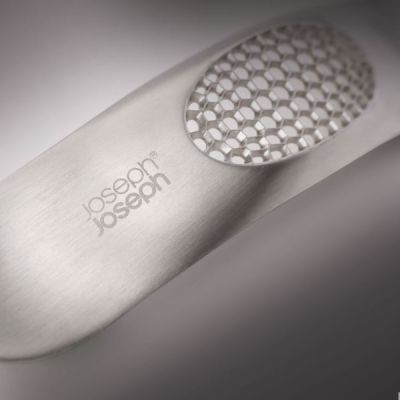 Joseph-Joseph-Rocker-Garlic-Crusher-4