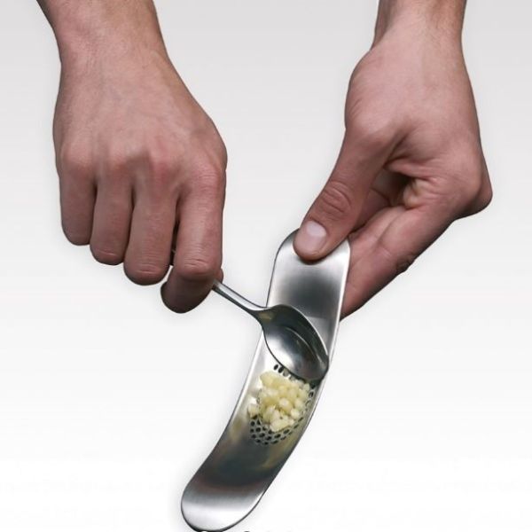 Joseph-Joseph-Rocker-Garlic-Crusher-2